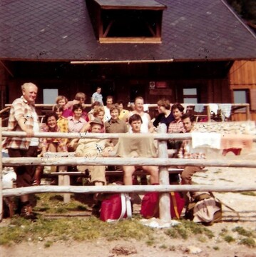 Na levi vodja planinskega odseka Blažina Frank, pohod na Raduho 8.9.1979